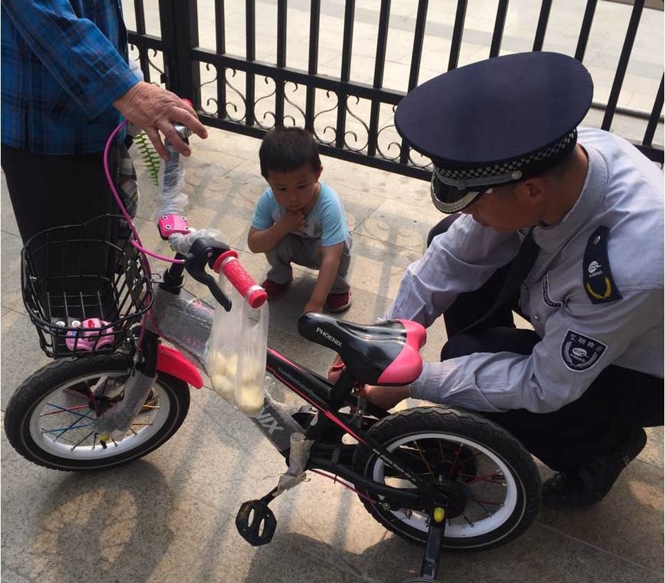 果殼門崗有愛一幕