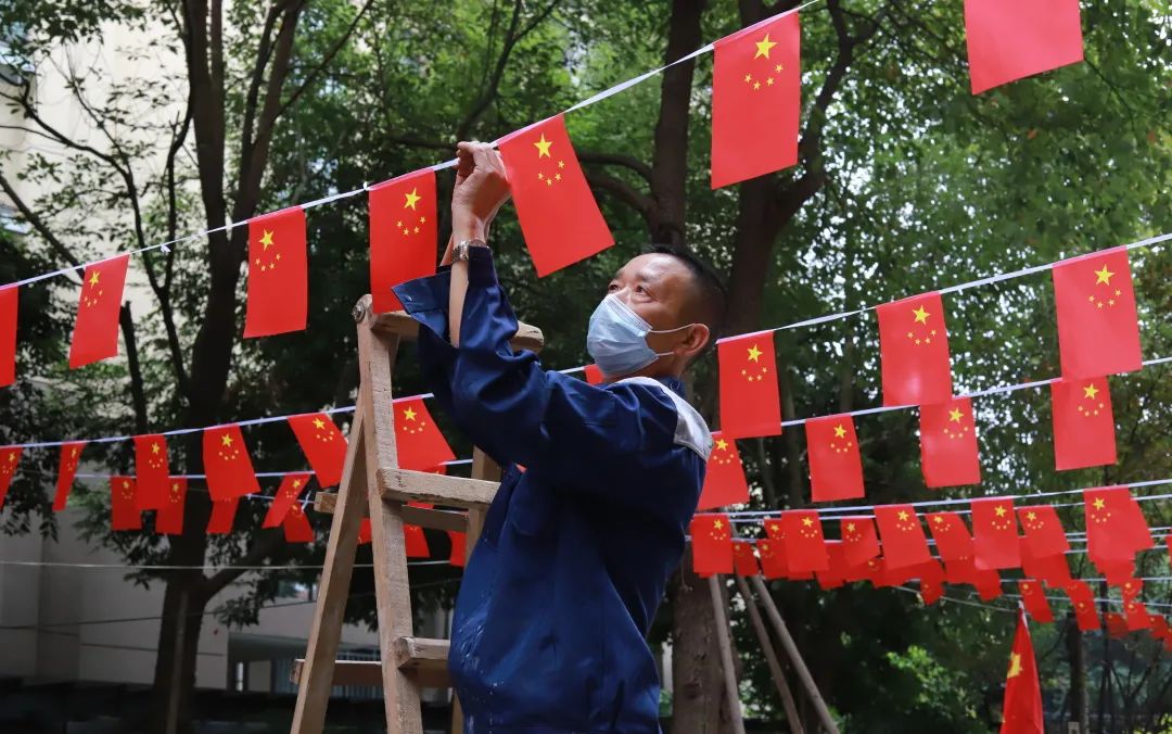 艾明物業拍了拍你說 “ 國慶有我，請您安心！”